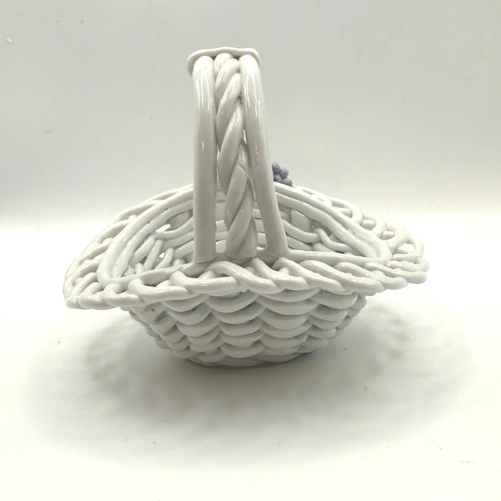 CAPODDIMONTE Lattice Basket Small White Grape Accents Woven Vtg Decorative‎